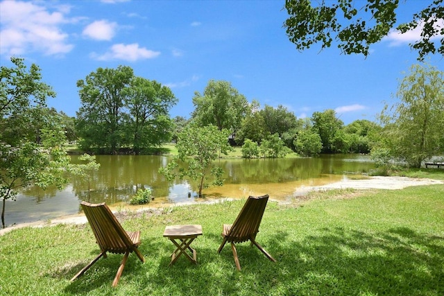 view of grassy yard featuring a water view