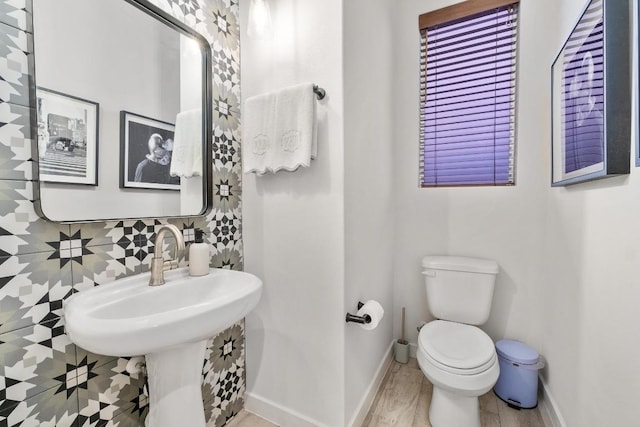 5202 Rob Scott St, Austin, TX 78721 - half bath featuring toilet and decorative backsplash