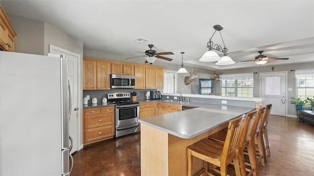 310 Hatter Dr, Moody, TX 76557 - kitchen featuring stainless steel appliances, a ceiling fan, a sink, and a peninsula