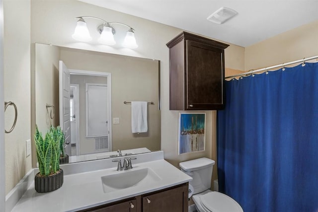 full bathroom featuring vanity, toilet, and a shower with curtain