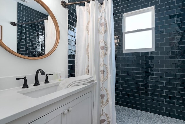 234 Loring, Stonewall, TX 78671 - full bath with tiled shower and vanity