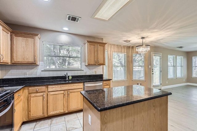 10517 S Canoa Hills Trl, Austin, TX 78717 - kitchen featuring decorative backsplash, plenty of natural light, black range oven, a kitchen island, and recessed lighting