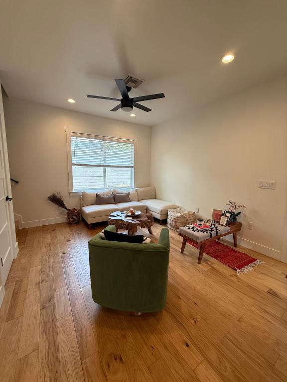 living room with light wood-style floors, a ceiling fan, recessed lighting, and baseboards