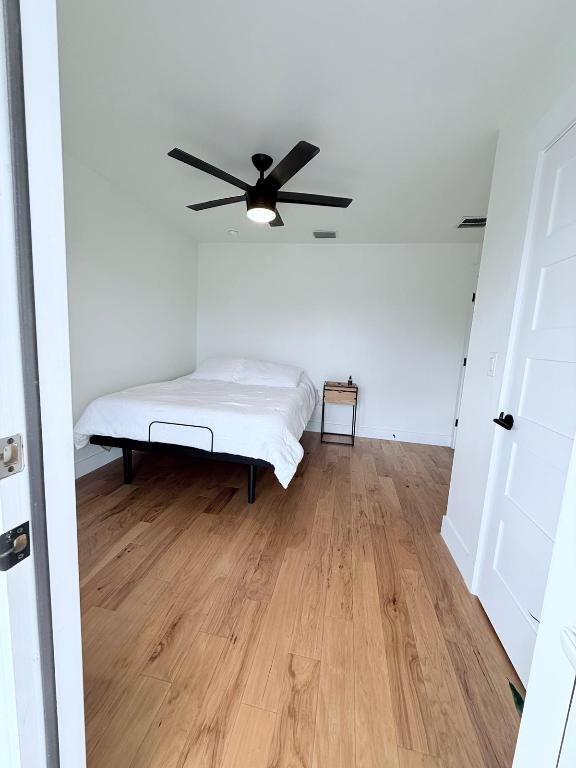 bedroom featuring light wood-style floors and ceiling fan