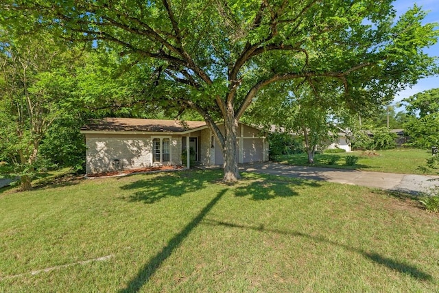 5105 Stone Gate Dr, Austin, TX 78721 - view of front facade featuring driveway, a garage, and a front yard