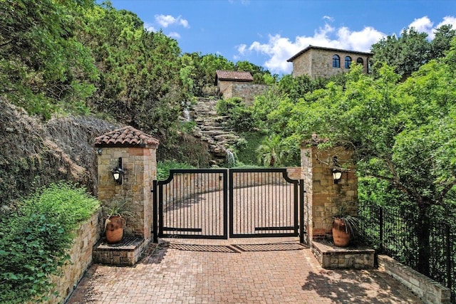 12861 Hughes Park Rd, Austin, TX 78732 - gate with fence