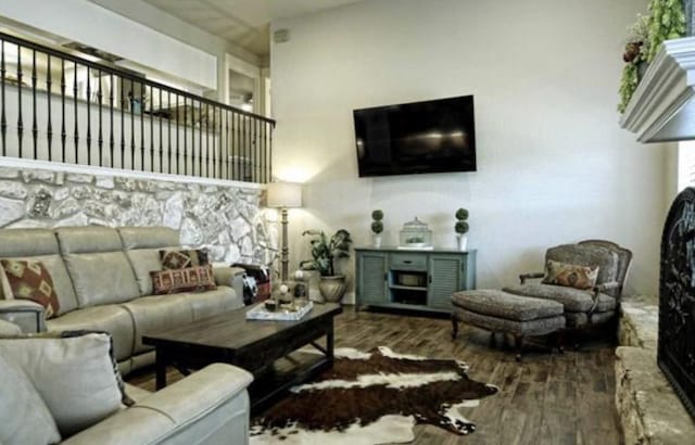 109 Ridgeview, Horseshoe Bay, TX 78657 - living area with wood finished floors and a towering ceiling