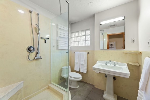 2507 Inwood Pl, Austin, TX 78703 - bathroom featuring toilet, walk in shower, and tile patterned floors