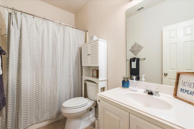 full bathroom featuring toilet, vanity, and curtained shower