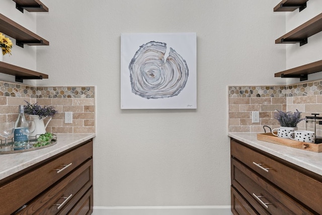 bar area featuring backsplash