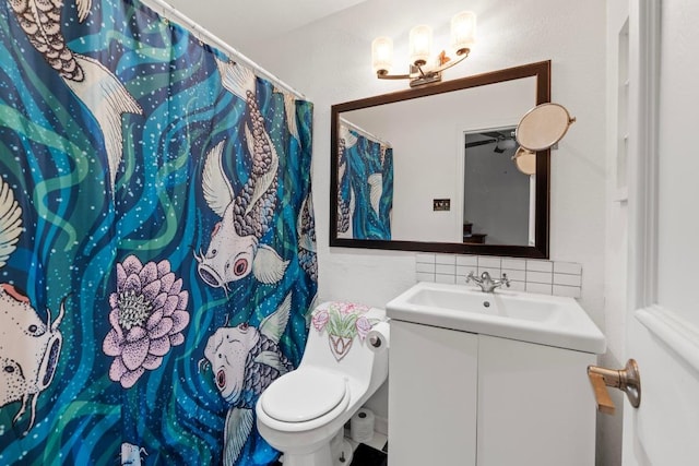 1605 Coronado Hills Dr Unit B, Austin, TX 78752 - full bathroom featuring backsplash, vanity, toilet, a chandelier, and a shower with curtain