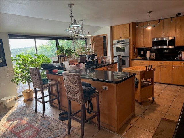 909 Redbud Trl, West Lake Hills, TX 78746 - kitchen featuring stainless steel appliances, a sink, light tile patterned floors, a chandelier, and dark countertops