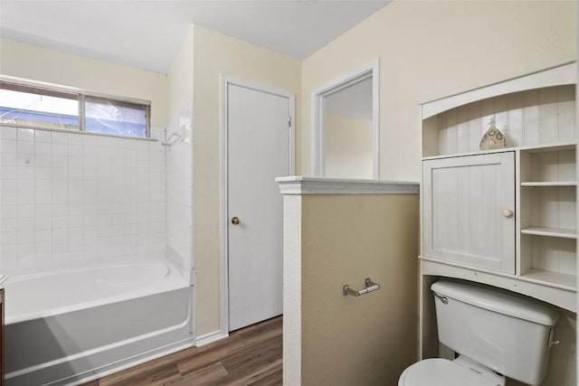 140 Shenandoah Trl, Elgin, TX 78621 - bathroom with wood finished floors, toilet, and bathtub / shower combination