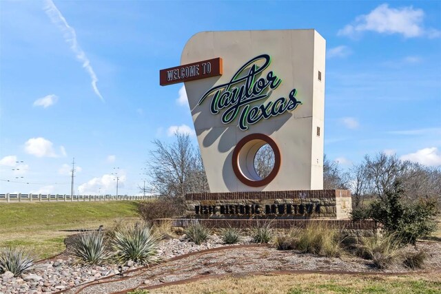 703 N Main St, Taylor, TX 76574