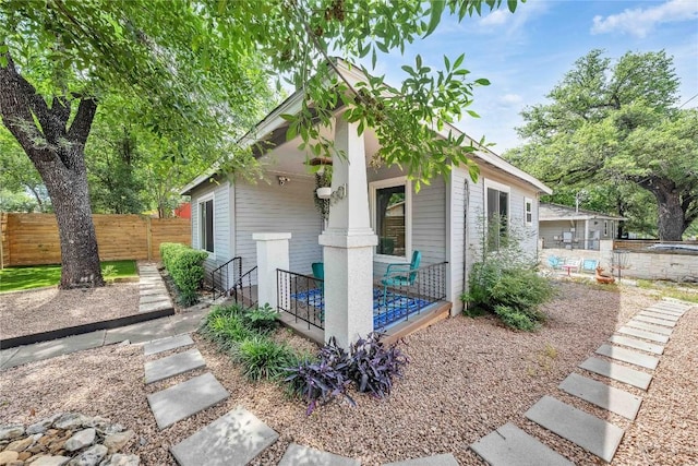 1901 E 10th St, Austin, TX 78702 - view of front facade with a porch