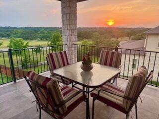 balcony with outdoor dining space