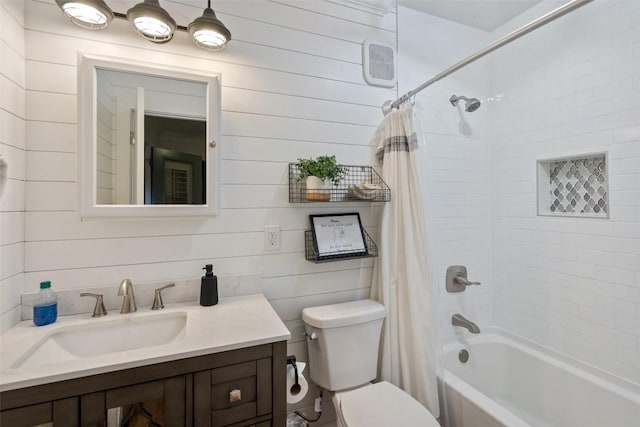1348 Lake Shore Dr, Spicewood, TX 78669 - full bath with shower / bath combination with curtain, toilet, and vanity