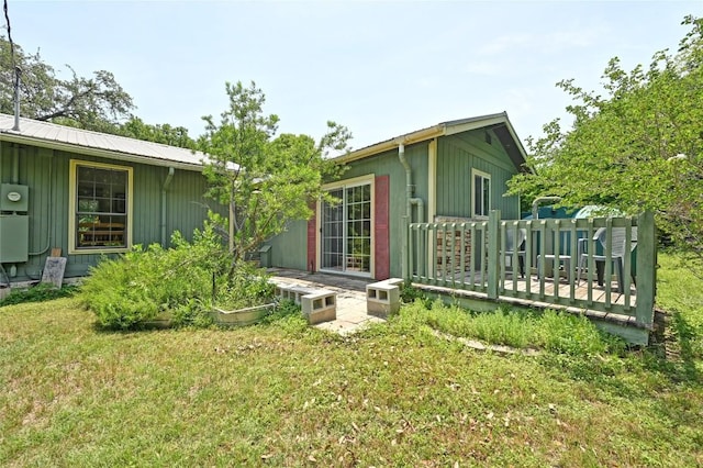 10908 Slaughter Creek Dr, Austin, TX 78748 - rear view of property featuring a lawn, a garden, and a deck