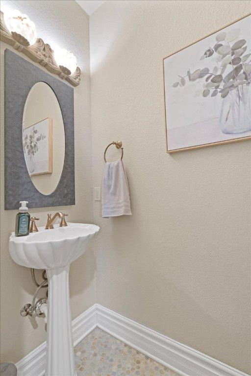 1409 Old Mill Rd, Salado, TX 76571 - bathroom with baseboards