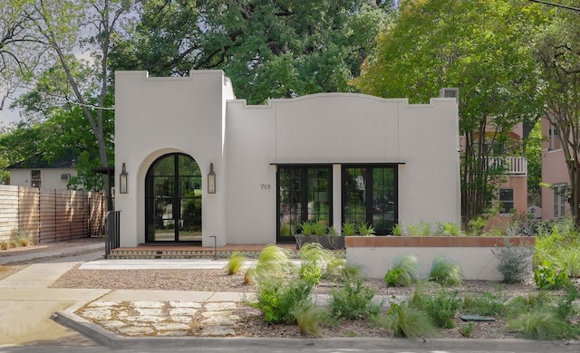 713 E 32nd St, Austin, TX 78705 - view of front facade with stucco siding and fence