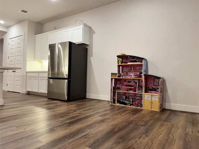 1162 Thicket Ln, New Braunfels, TX 78132 - kitchen featuring freestanding refrigerator, wood finished floors, baseboards, backsplash, and white cabinets