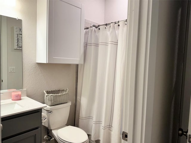 1162 Thicket Ln, New Braunfels, TX 78132 - full bathroom featuring vanity, toilet, a textured wall, and a shower with curtain