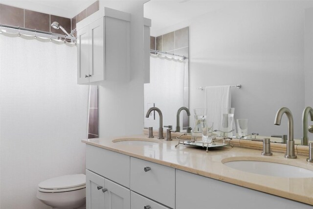 5607 Roosevelt Ave, Austin, TX 78756 - bathroom featuring double vanity and a shower with shower curtain
