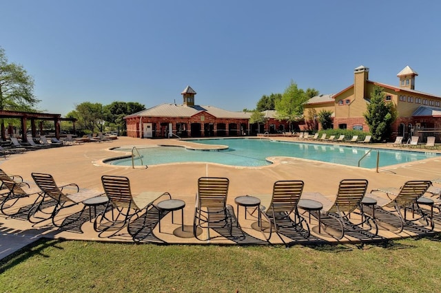 765 Bent Wood Pl, Round Rock, TX 78665 - community pool with a patio