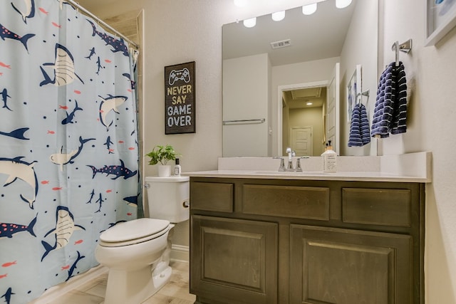 full bath with toilet, vanity, and a shower with curtain