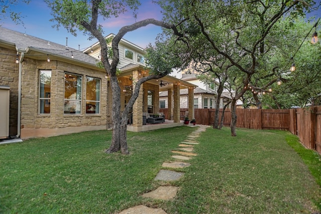 view of yard with a ceiling fan and a patio