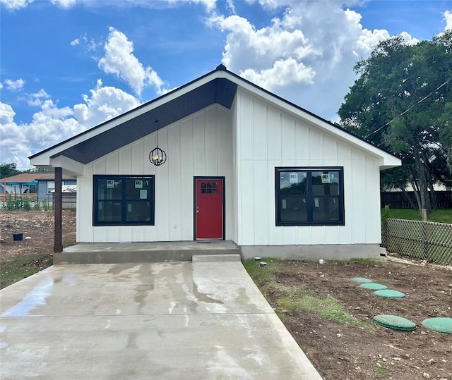 1127 Greenhill Dr, Canyon Lake, TX 78133 - view of front of house featuring board and batten siding and a porch