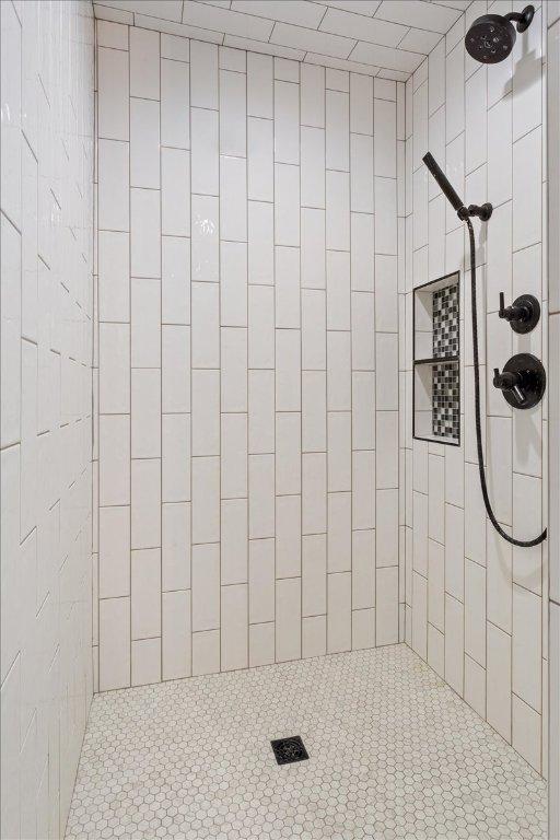 2901 Olympia Dr, Temple, TX 76502 - full bath featuring tiled shower
