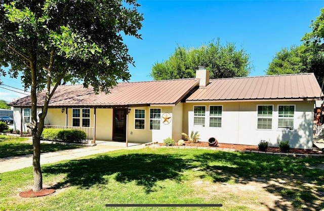101 Byrne St, Smithville, TX 78957 - single story home featuring stucco siding, a front yard, and a chimney