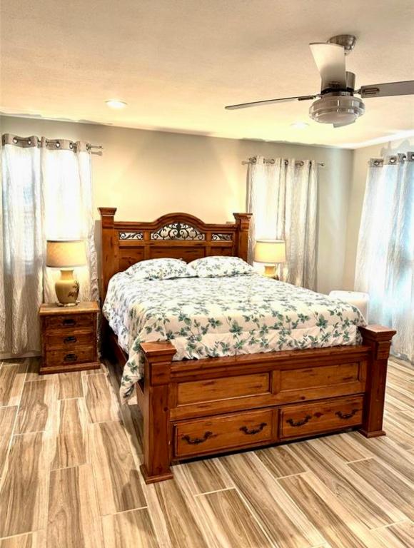 101 Byrne St, Smithville, TX 78957 - bedroom featuring wood finish floors, ceiling fan, and recessed lighting
