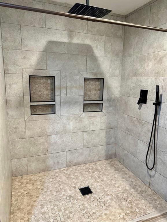 101 Byrne St, Smithville, TX 78957 - bathroom with a tile shower