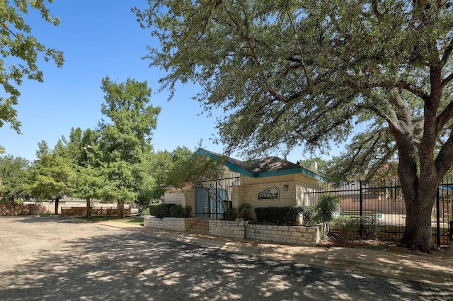 1605 Woods Blvd, Round Rock, TX 78681 - view of front facade featuring fence