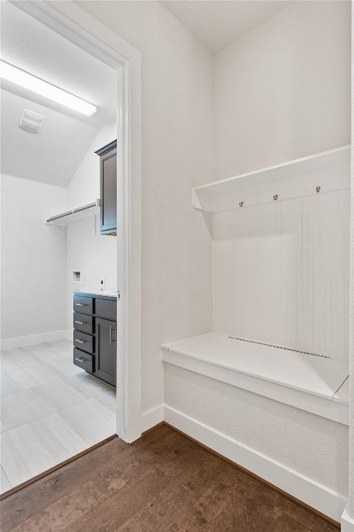 422 Sitlington Ln, Austin, TX 78738 - mudroom featuring vaulted ceiling, baseboards, and a bar