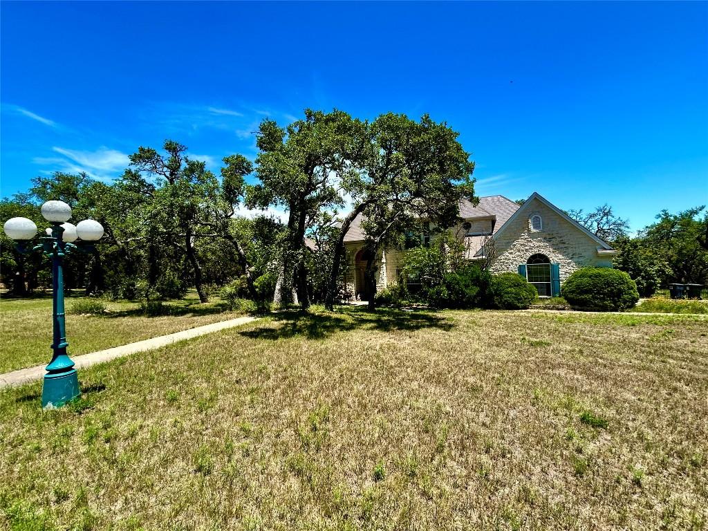 view of front of property featuring a front yard