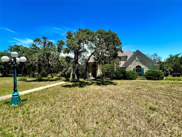 view of front of property featuring a front yard