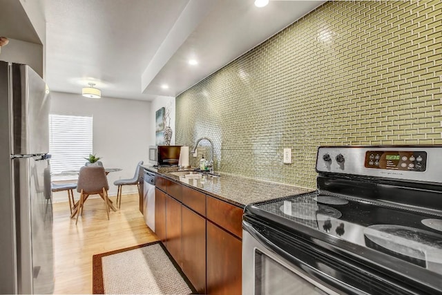 2200 Dickson Dr Unit 132, Austin, TX 78704 - kitchen featuring stainless steel appliances, a sink, light wood finished floors, baseboards, and recessed lighting