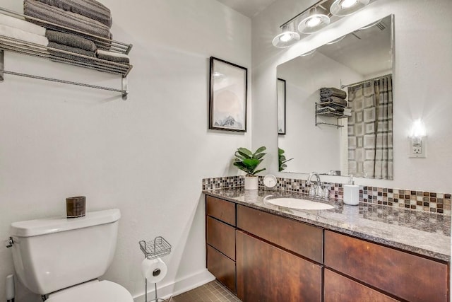 2200 Dickson Dr Unit 132, Austin, TX 78704 - full bathroom with toilet, vanity, backsplash, and baseboards