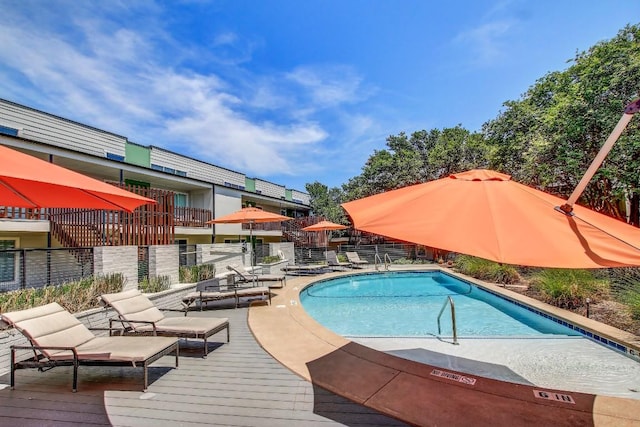 2200 Dickson Dr Unit 132, Austin, TX 78704 - community pool with fence