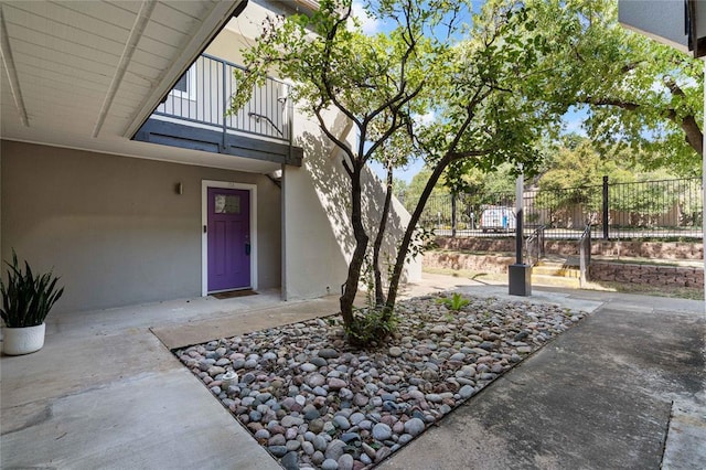 935 La Posada Dr Unit 158, Austin, TX 78752 - entrance to property featuring stucco siding and a balcony