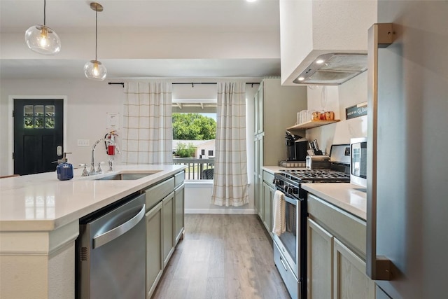 306 Juarez St, San Marcos, TX 78666 - kitchen featuring stainless steel appliances, light wood-style floors, pendant lighting, and light countertops