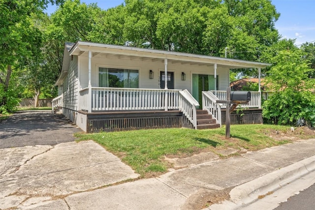 306 Juarez St, San Marcos, TX 78666 - view of front facade with covered porch and a front lawn