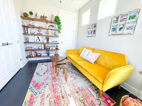 807 E 16th St Unit B, Austin, TX 78702 - sitting room featuring baseboards