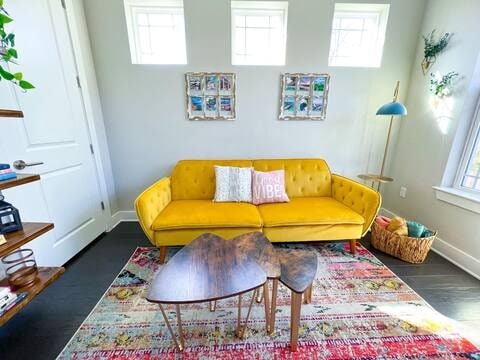 807 E 16th St Unit B, Austin, TX 78702 - sitting room featuring baseboards