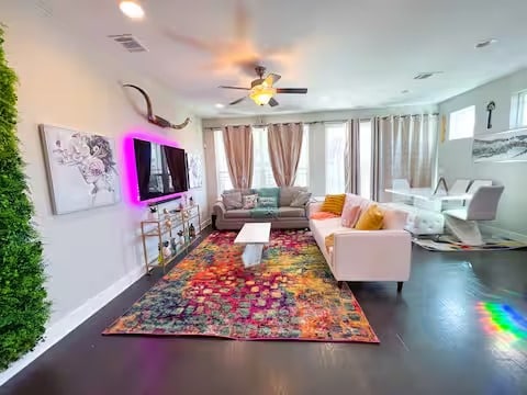 807 E 16th St Unit B, Austin, TX 78702 - living area featuring wood finished floors, baseboards, ceiling fan, and recessed lighting