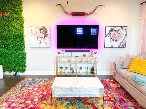 807 E 16th St Unit B, Austin, TX 78702 - living room featuring baseboards