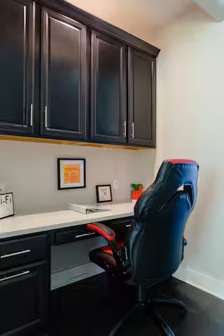 807 E 16th St Unit B, Austin, TX 78702 - office featuring built in desk and baseboards